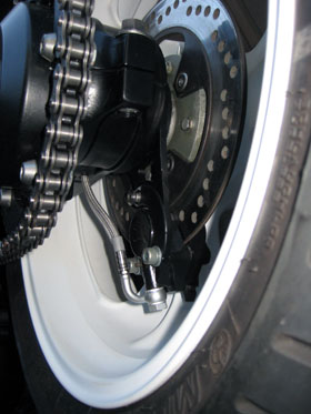 Bremsleitung durch die Schwinge