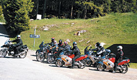 Alle folgen dem Tourguide.