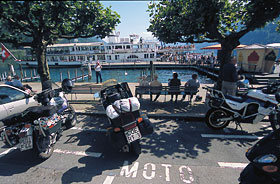 Kostenlose Töff-Stellplätze an Brunnens Hafenpromenade 