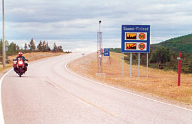 Einsame Strasse in Finnland