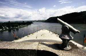 Am Deutschen Eck in Koblenz vereinigen sich Mosel und Rhein  