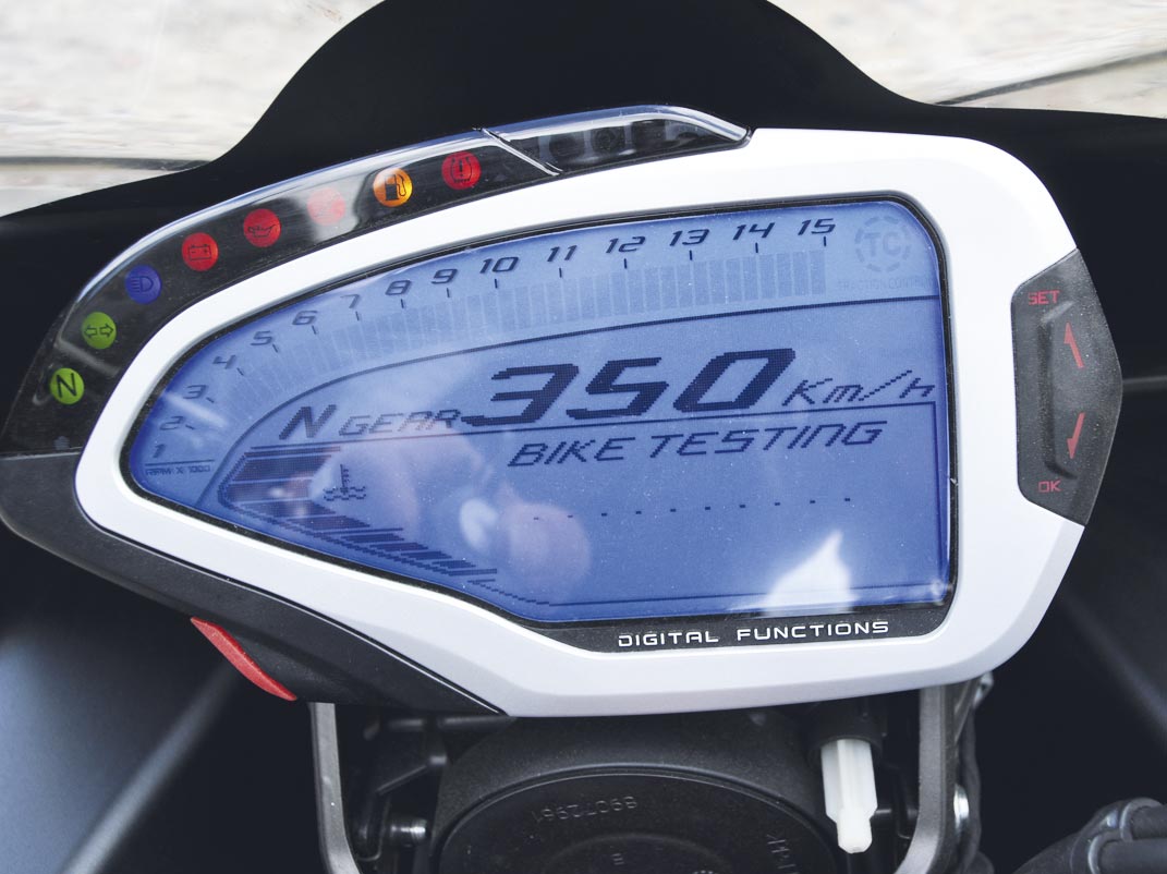 MV_Agusta_F4_Cockpit