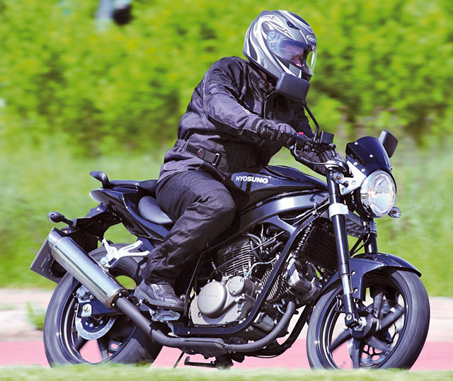 Hyosung GT 250i naked