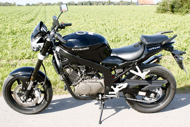Hyosung GT 250i naked