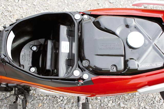 Honda Innova 125 Helmfach