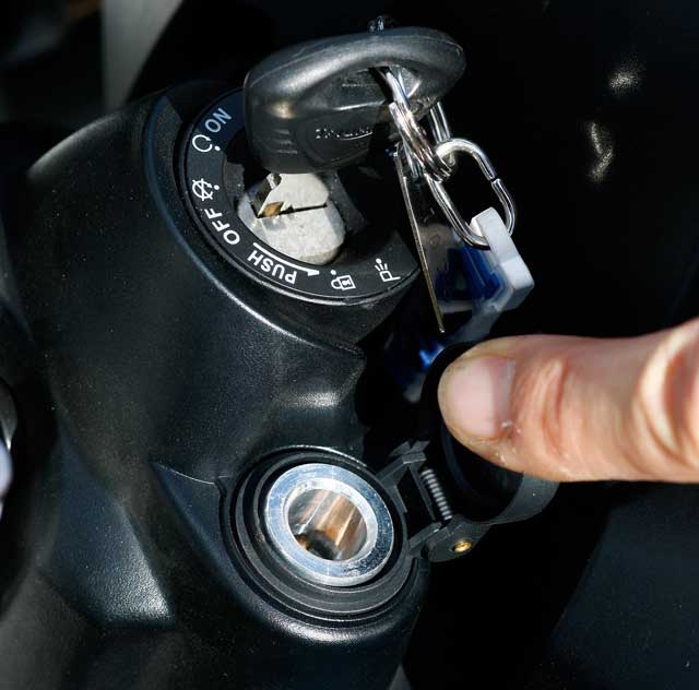 Triumph Tiger 800 Steckdose neben Zündschloss