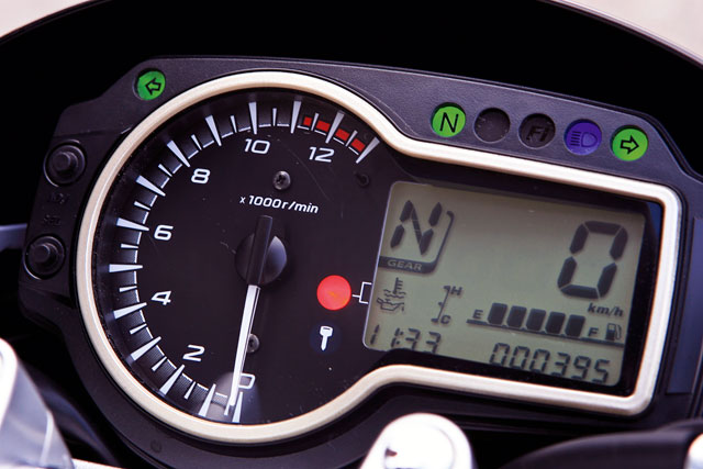 SUZUKI GSR 750 Modell 2011 Cockpit