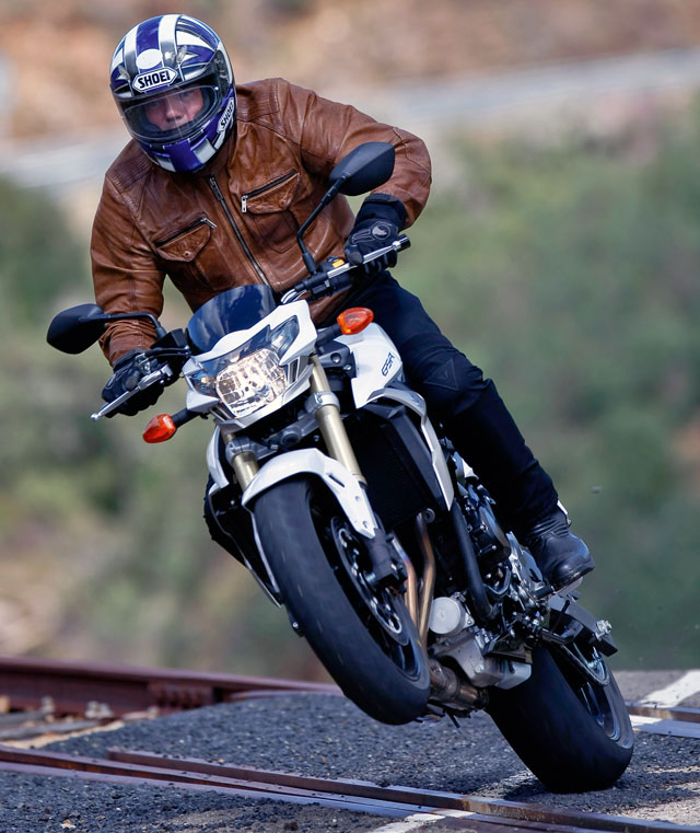 SUZUKI GSR 750 Modell 2011 Wheelie