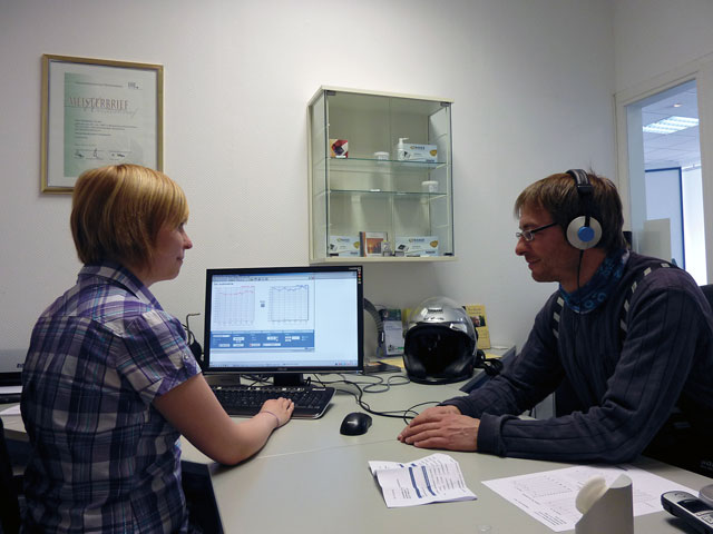 Hörtest beim Landsberger Hörgeräte-Institut