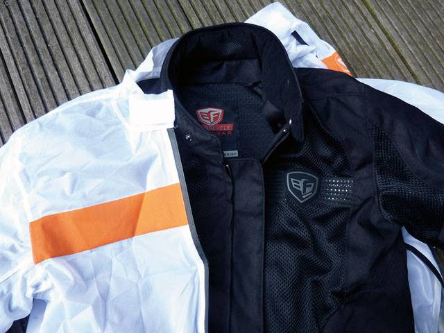 Separate Überziehjacke als Kälte- oder Regenschutz