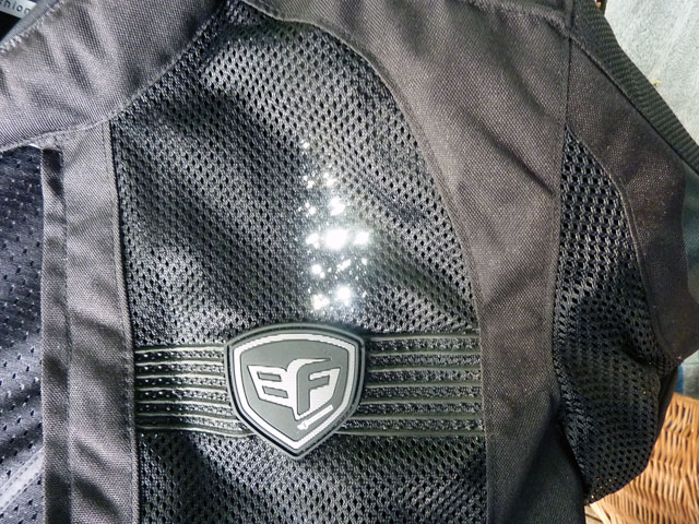 Mesch - da scheint eine Taschenlampe kompl. durch