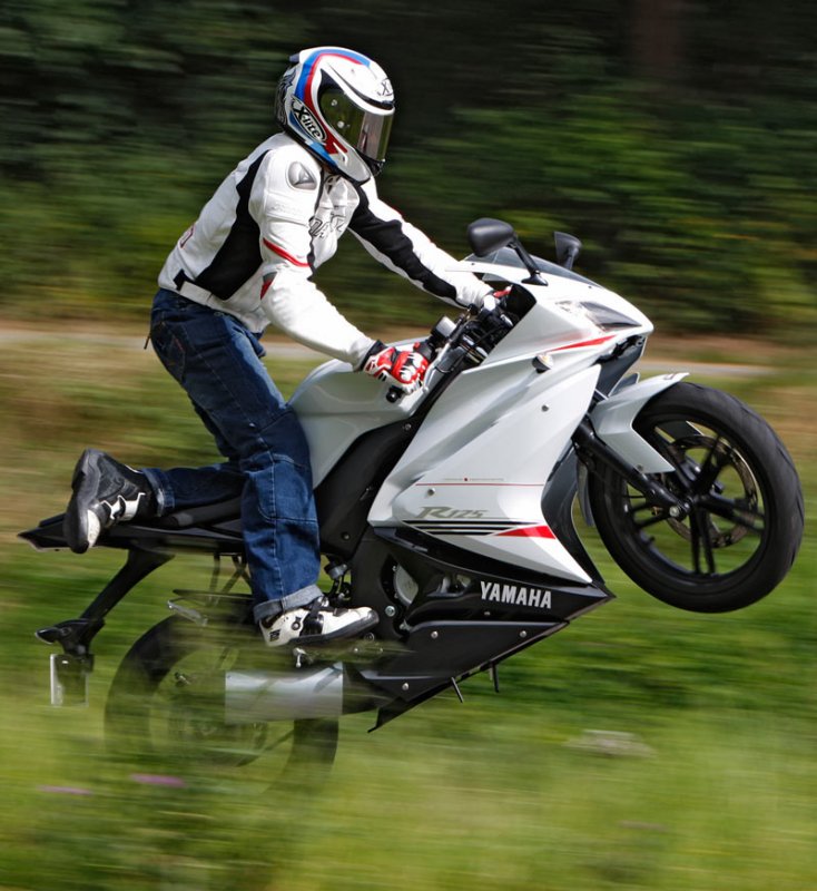 Yamaha YZF 125 R Wheelie