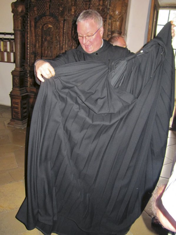 Pater Magnus mit seiner Kutte