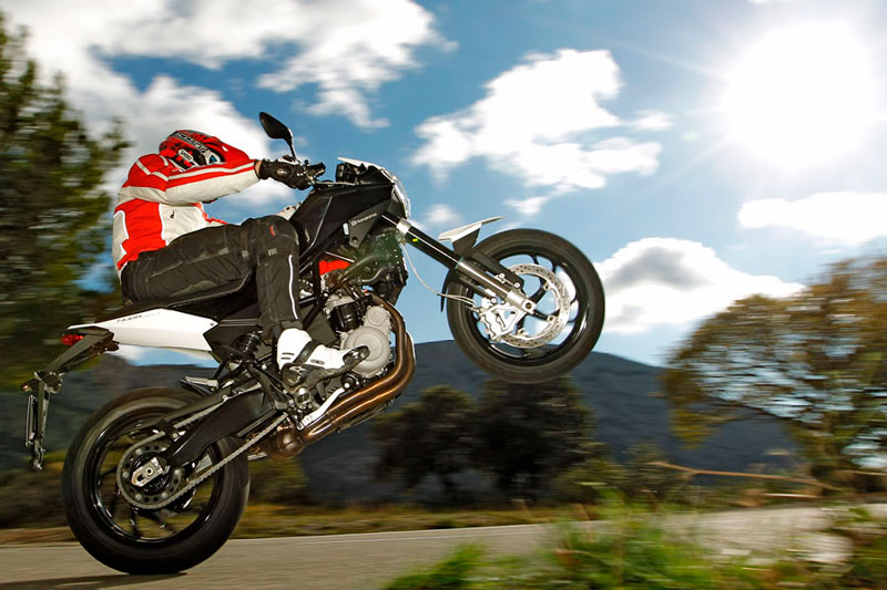 Husqvarna Nuda 900 Wheelie