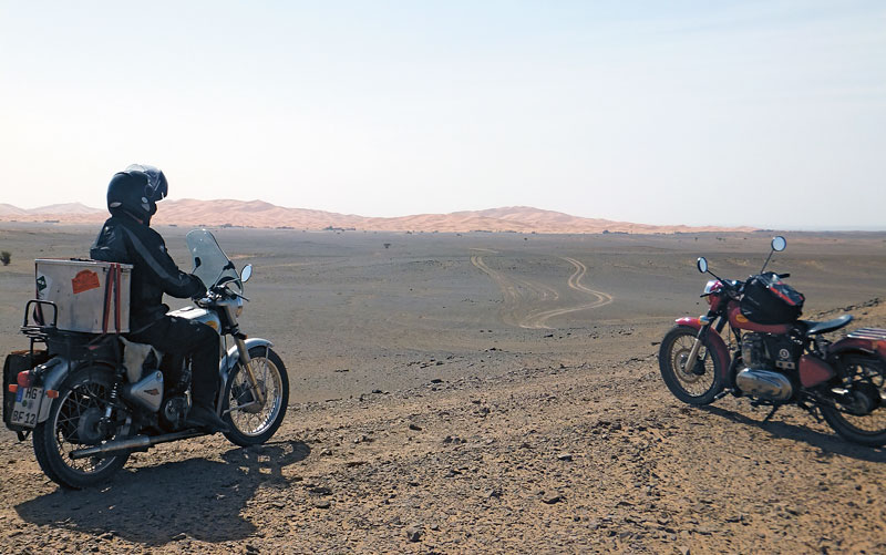 Enfield Diesel in Marokko am Erg-Chebbi