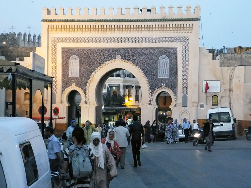 Fes am Abend - Enfield Diesel in Marokko