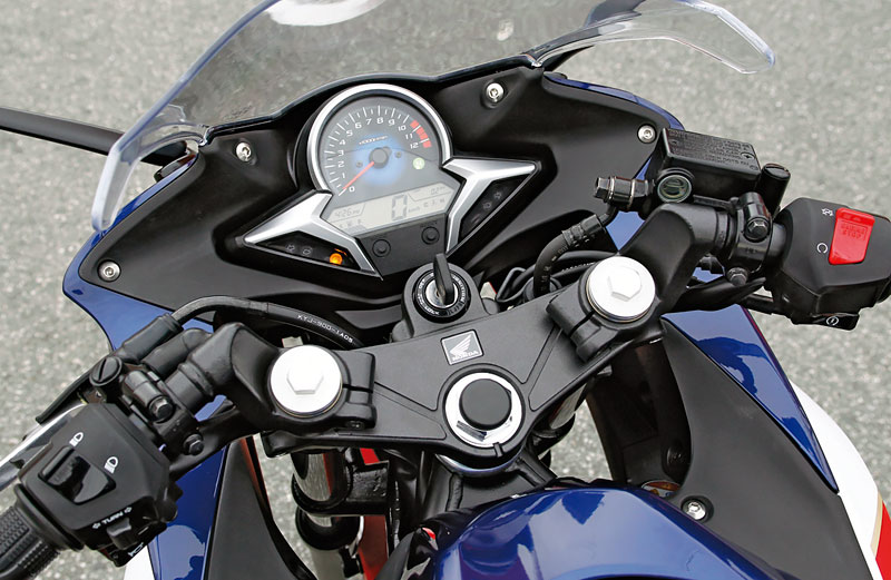 Honda-CBR-250-R_Cockpit
