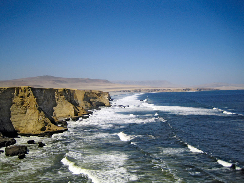Die Wüste taucht ins Meer bei Paraca