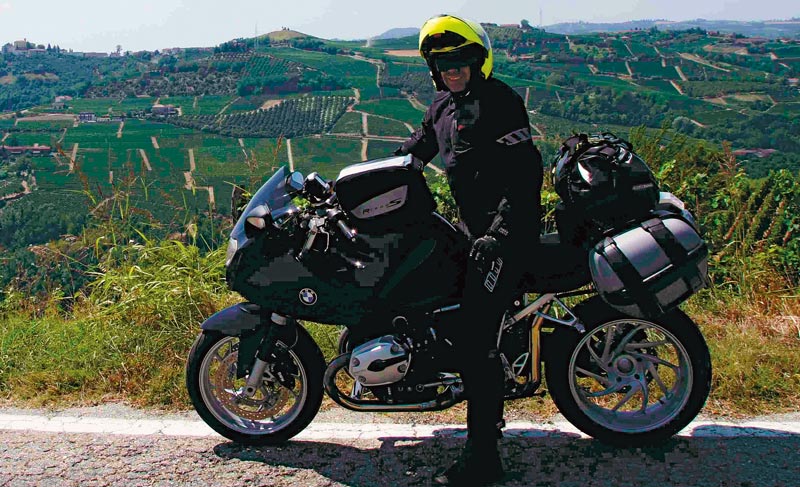 BMW R 1200 S bepackt im Piemont