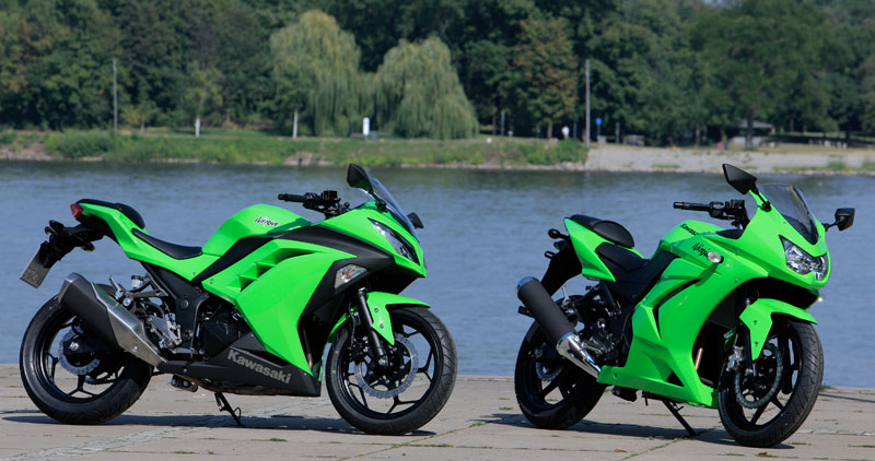Kawasaki Ninja 300 vs. 250 (rechts)