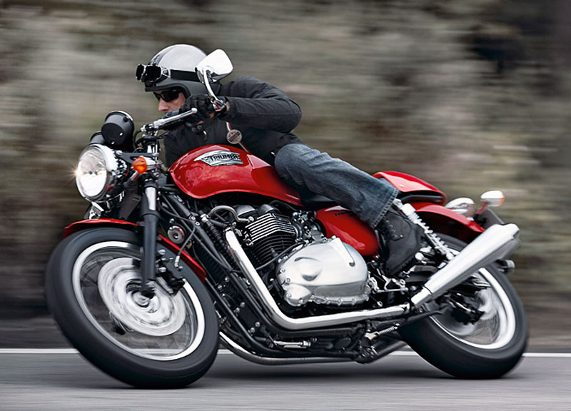 Ein Caféracer aus dem Laden - klar das Triumph da was zu bieten hat. Die Thruxton macht einfach Spaß und bringt einen trotz aller Moderne zurück zu den Wurzeln...