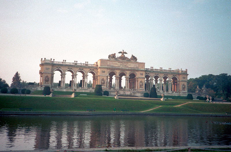 Wien-Gloriette-im-Park-Schloss-Schoenbrunn