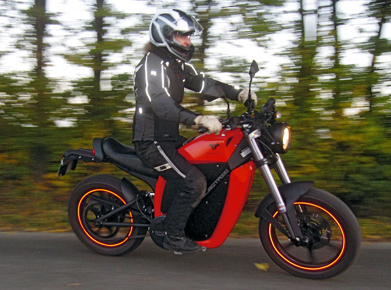 Brammo-Enertia-rechts-in-Fahrt