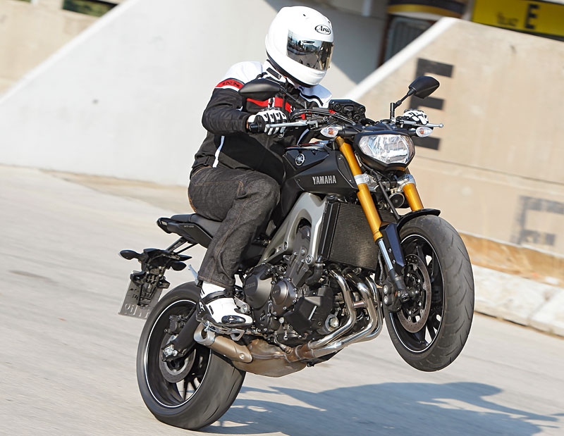 Yamaha MT-09 Wheelie