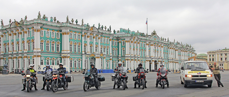 Gruppenbild-in-Petersburg-vor-dem-Winterpalast