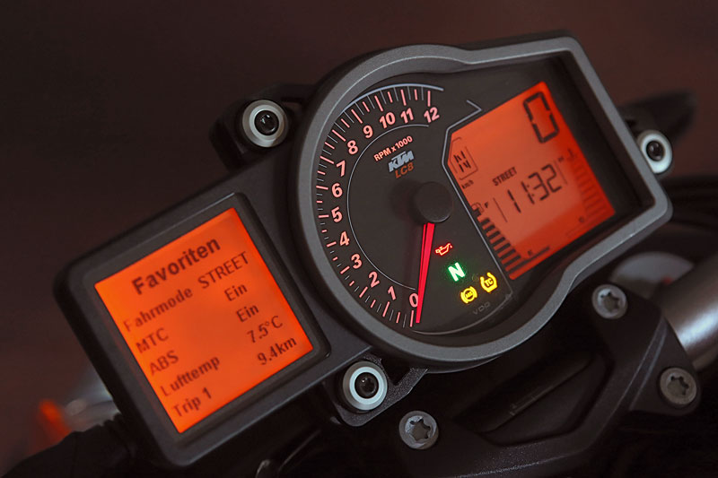 KTM-1290-Super-Duke-Cockpit