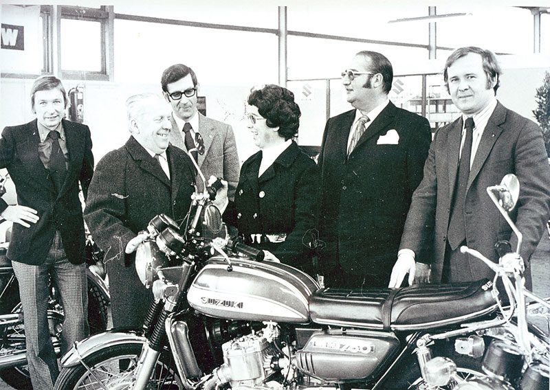 Vorstellung-Suzuki-GT750-1972-links-Gunter-Sachs-rechts-Fritz-Roeth