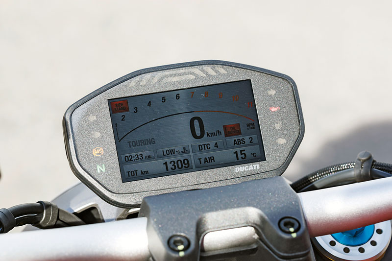 Ducati-Monster-1200S-Cockpit