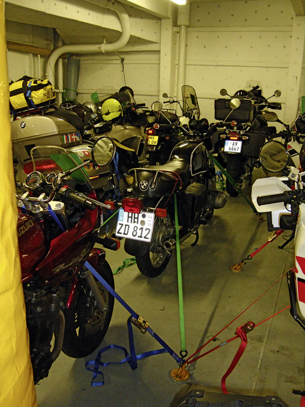 Motorräder verzurrt