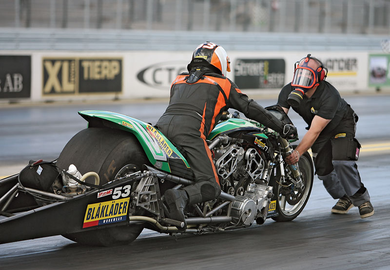 Dragster-Rangieren-am-Start