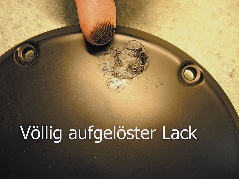 Grosser Schaden und angeloester Lack beim Sonnenschutz-Spray