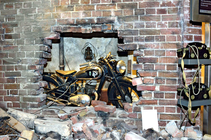 Im-Krieg-eingemauert-und-versteckt