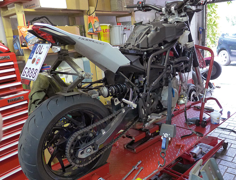 Nuda Fahrwerk ausbauen