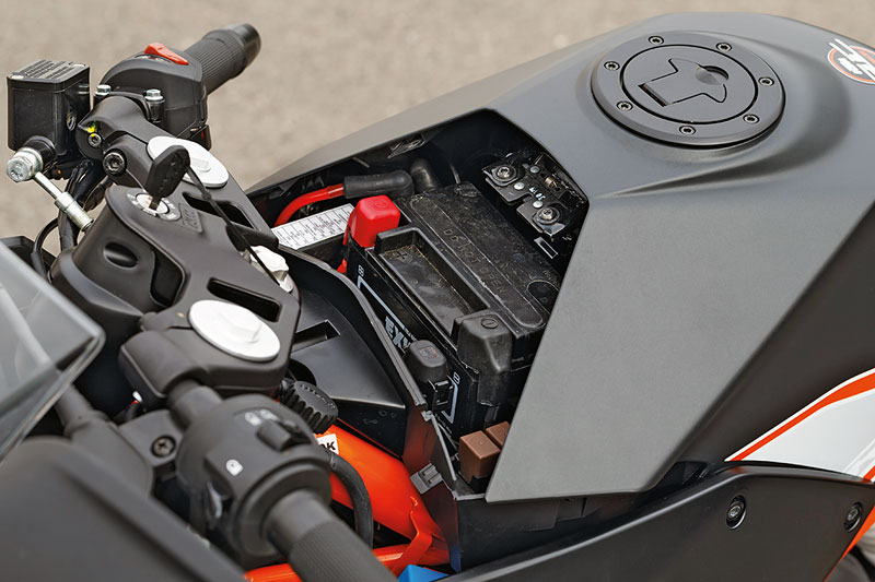 KTM-RC-390-Batterie-vor-Tank