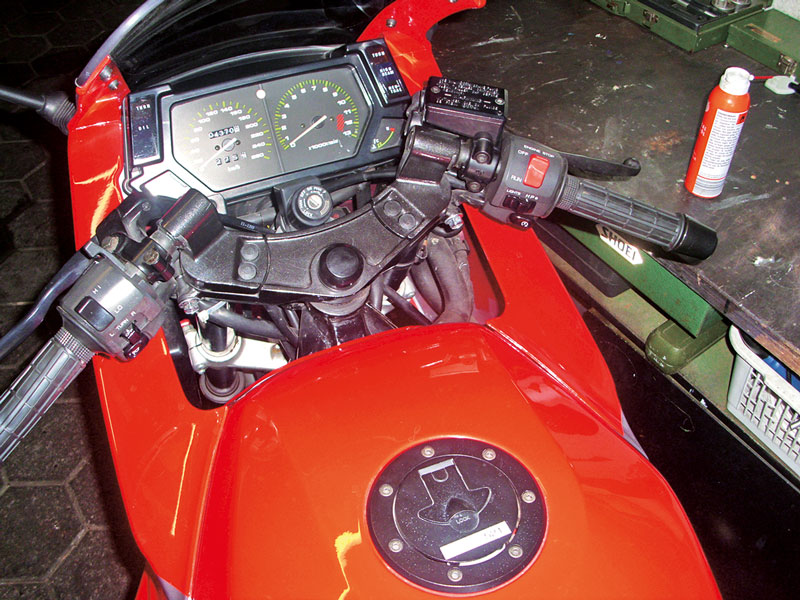 Kawasaki GPX600 Cockpit