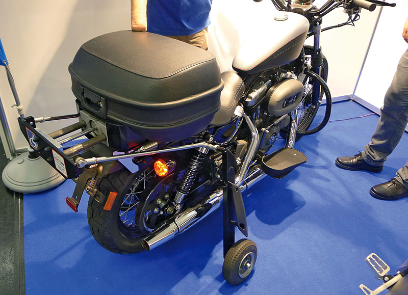 Harley mit Stuetzradtechnik ausgefahren