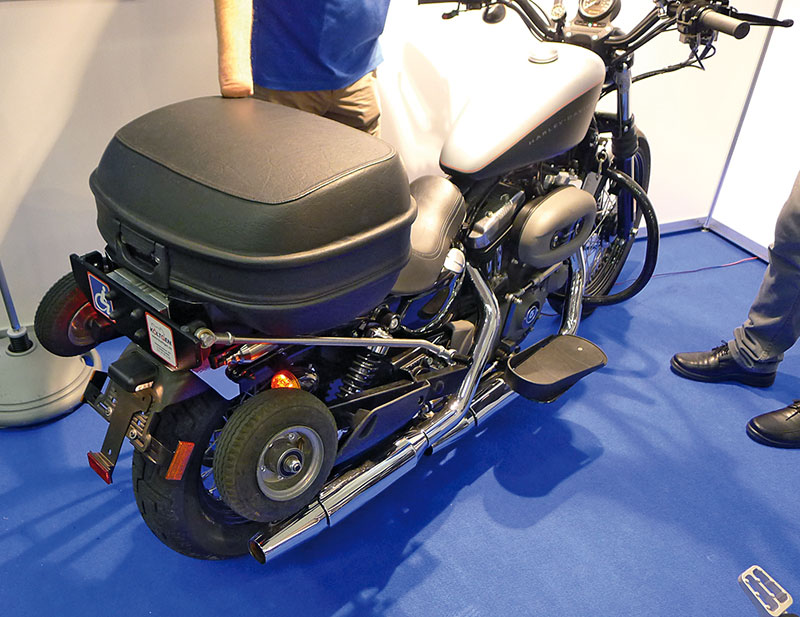 Harley mit Stuetzradtechnik eingefahren