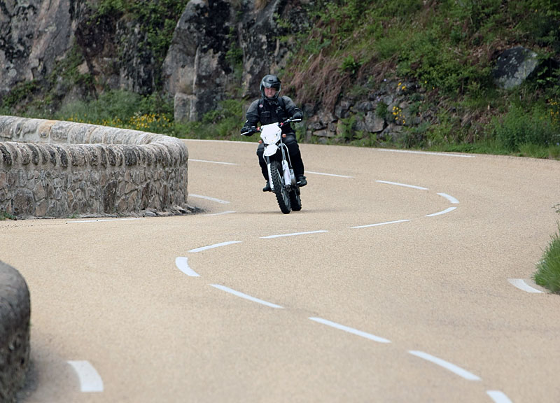 AJP PR4 etwas verloren auf der Landstrasse
