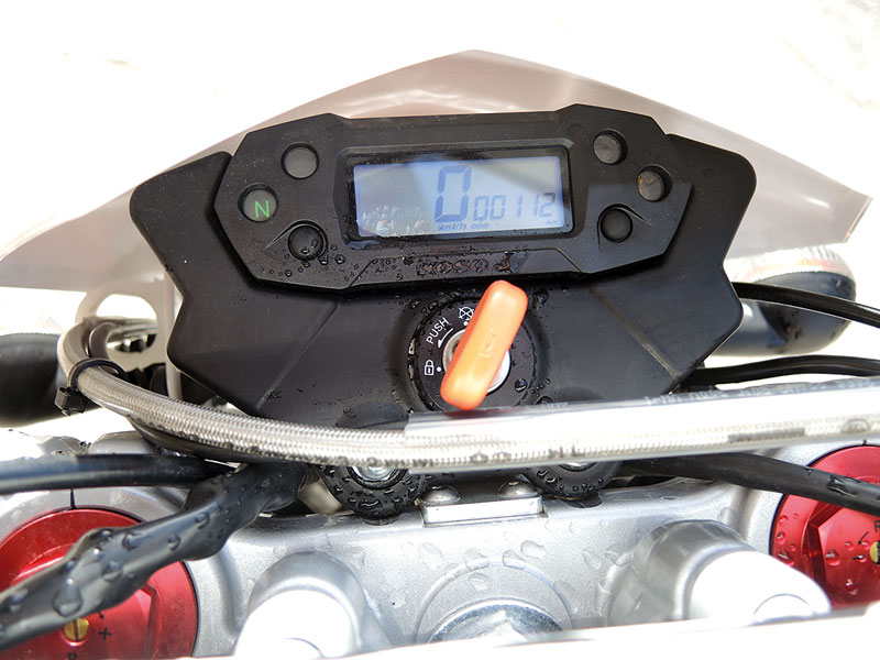 AJP PR4 spartanisches Cockpit