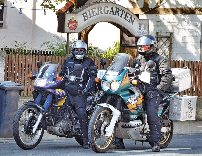 Suzuki DR650RS und Africa Twin