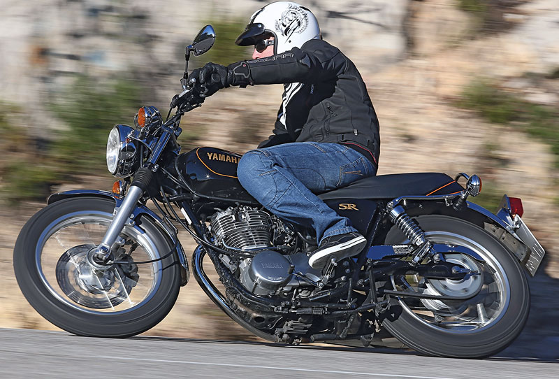 Yamaha SR400 Fahrt links