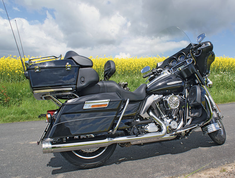 Harley Davidson Electra Glide rechts