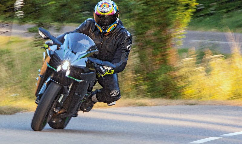 Kawasaki H2 action Front