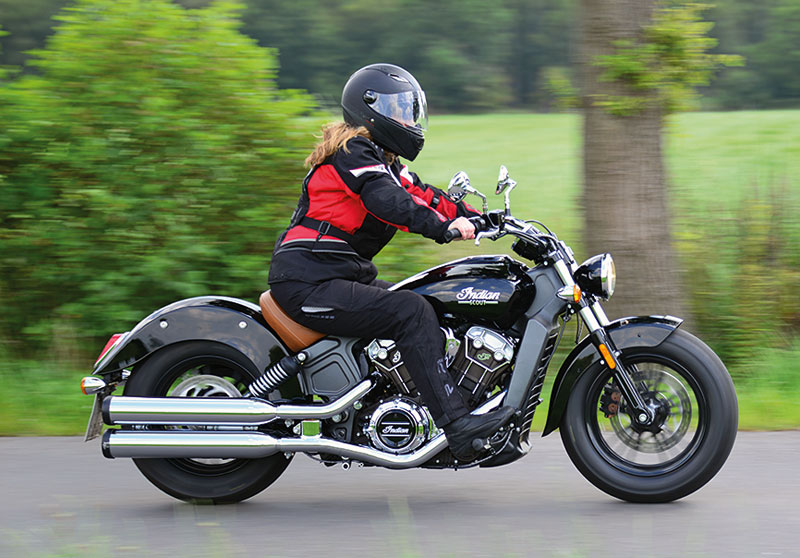 Indian Scout rechts in Fahrt