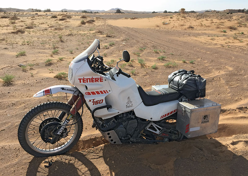 Eingegraben R1200GS und Tenere in Marokko