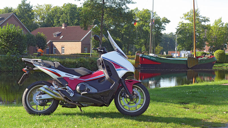 Rechts am Kanal Honda NC 750 D Integra